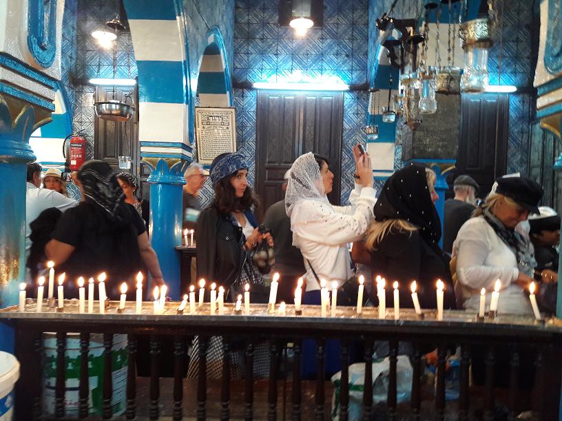 Photo de femmes dans la ghriba pratiquant un des rituels religieux juif 